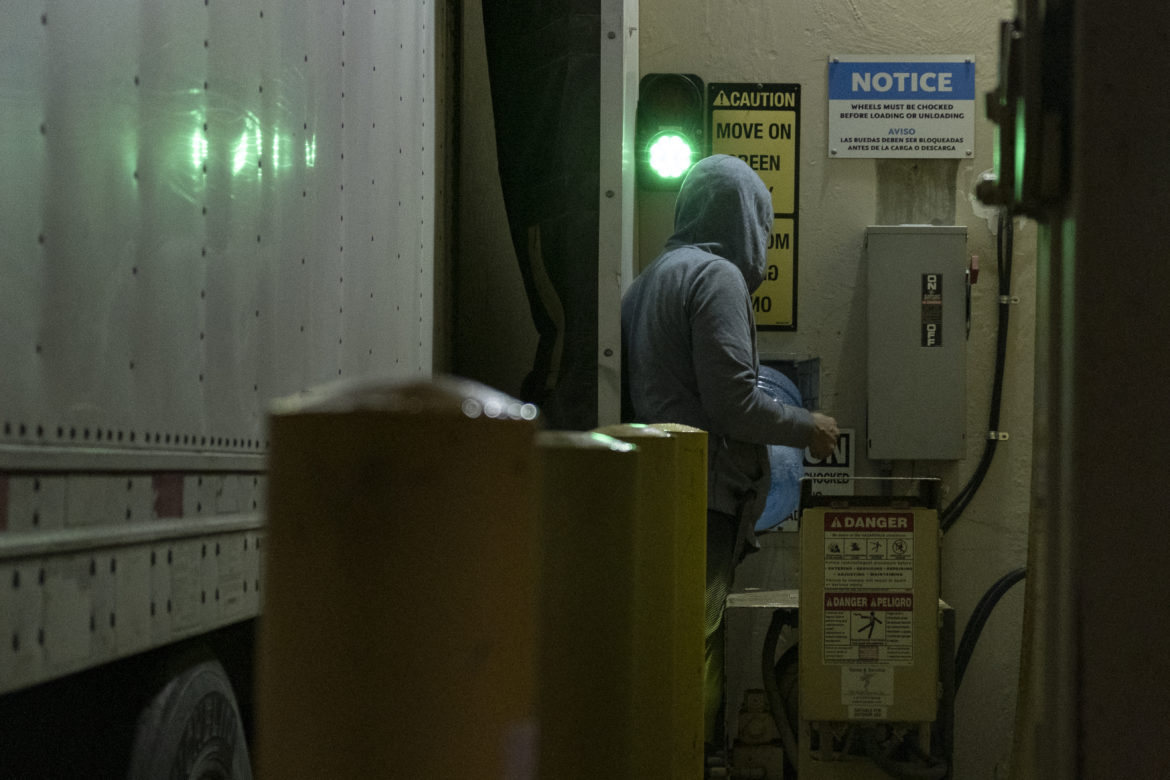 A altas horas de la noche, los residentes del vehículo extraen agua para cocinar y ducharse en una tienda de abarrotes cercana en el distrito de Gilman. Encontrar fuentes abiertas de agua y electricidad es un enigma diario.